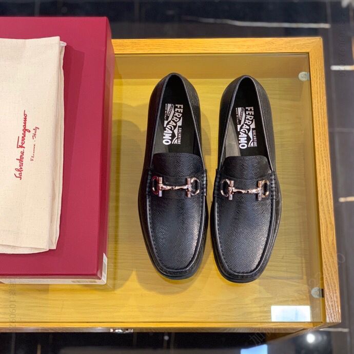 Ferragamo菲拉格慕 以黑色牛皮金属logo男士休闲皮鞋