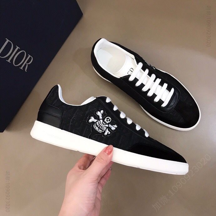 DIOR迪奥 采用原版透气帆布搭配绒面革新款 B01 运动鞋