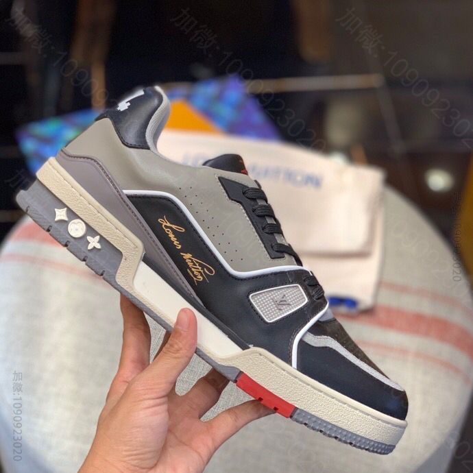 lv/路易威登 采用浅灰色Nuage粒面小牛皮制成男士运动跑鞋