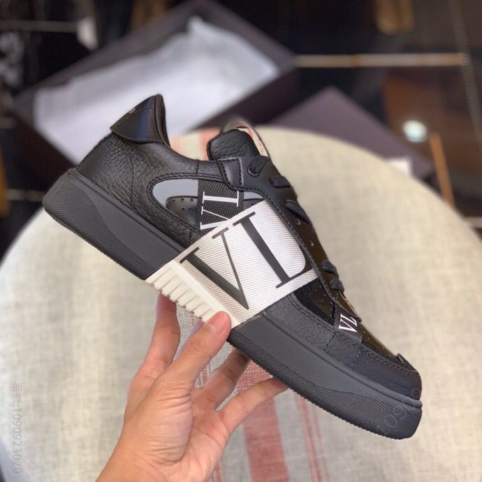 Valentino华伦天奴 以Valentino Garavani logo小牛皮绑带运动鞋