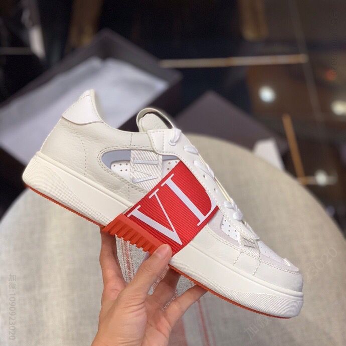 Valentino华伦天奴 以Valentino Garavani logo小牛皮绑带运动鞋