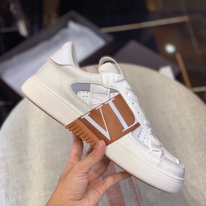 Valentino华伦天奴 以Valentino Garavani logo小牛皮绑带运动鞋