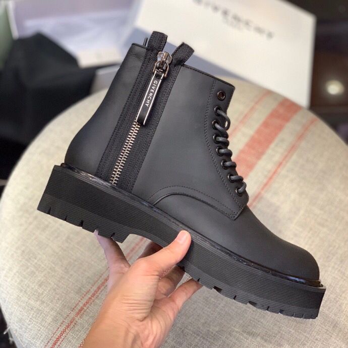 Givenchy 纪梵希 以光滑黑色方格粒纹皮革材质系带圆头及踝靴
