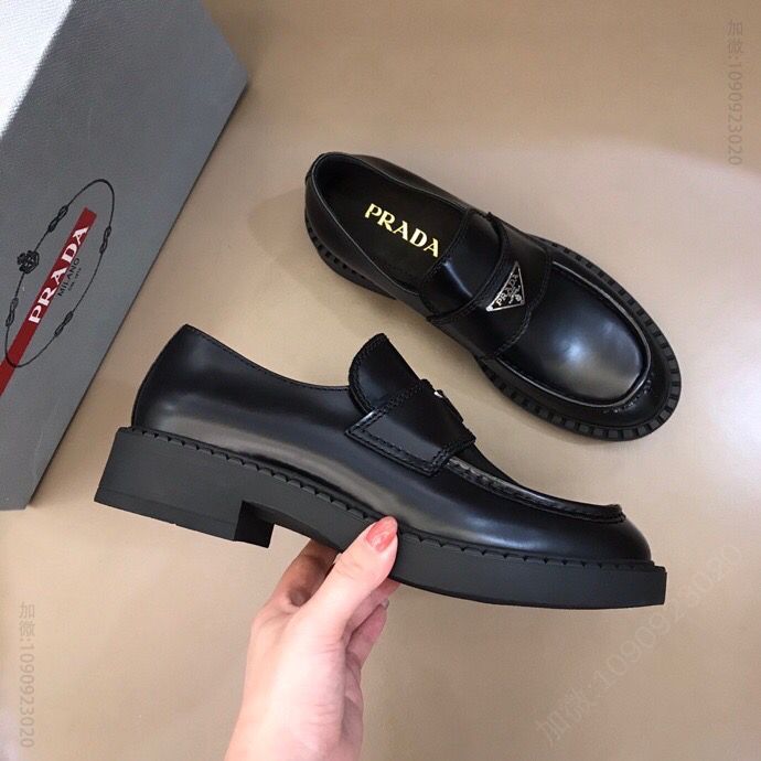 PRADA普拉达 三角形徽标装饰P家经典的男士乐福皮鞋