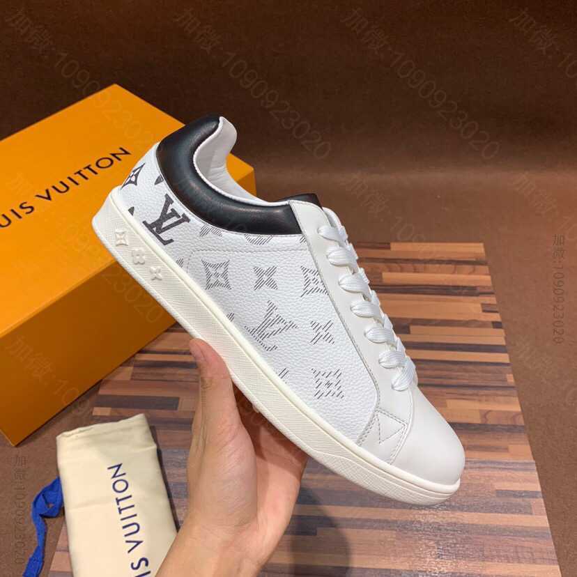 LV/路易威登 由柔软的白色荔纹小牛皮裁制而成的运动鞋
