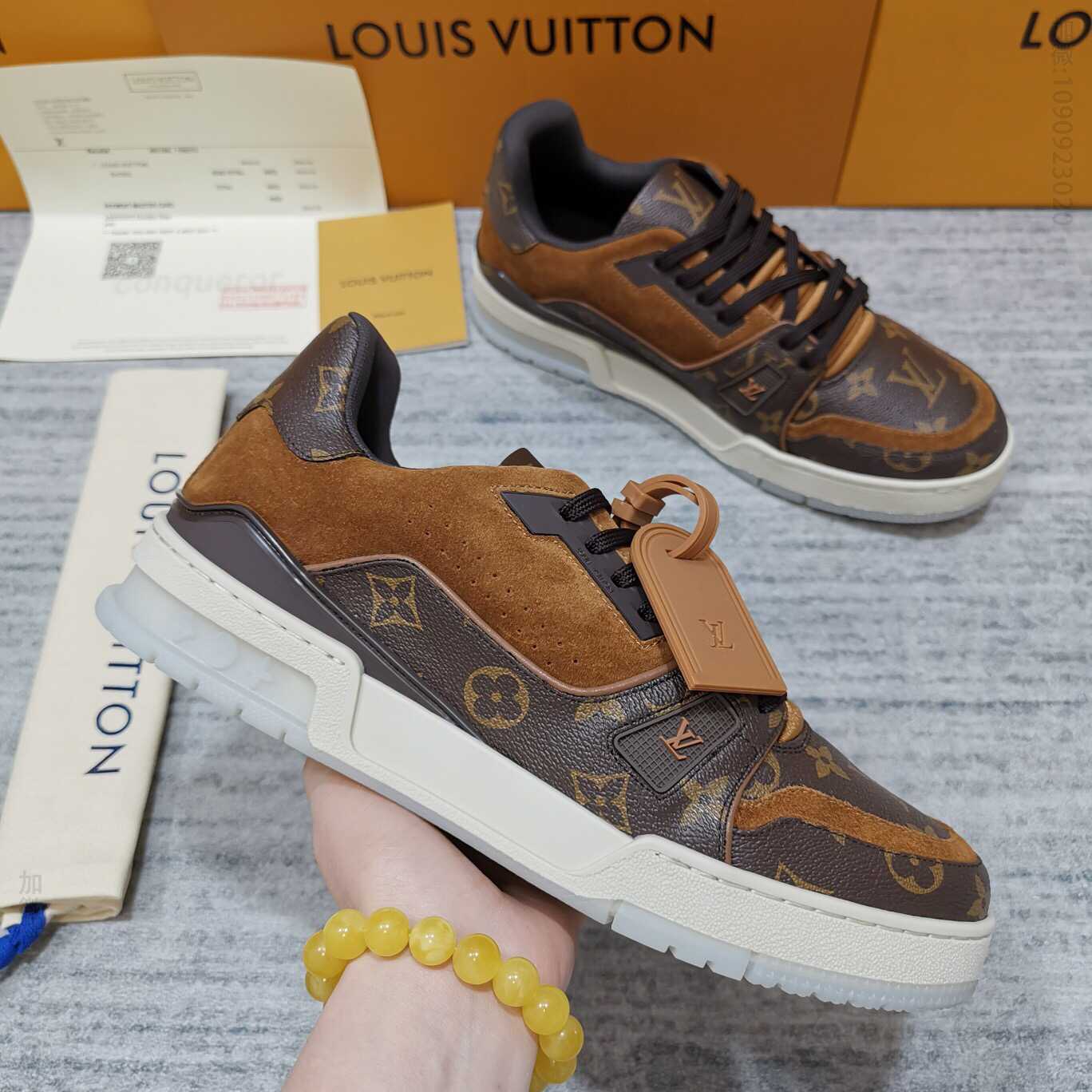 LV 路易威登 官网预订款2023 春夏男装秀场首次见证 LV Trainer 运动鞋