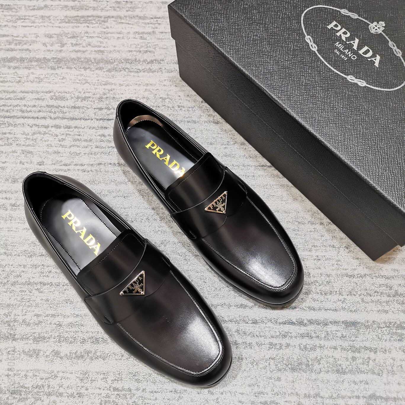 PRADA 普拉达官方同步乐福鞋 这款亮面小牛皮乐福鞋