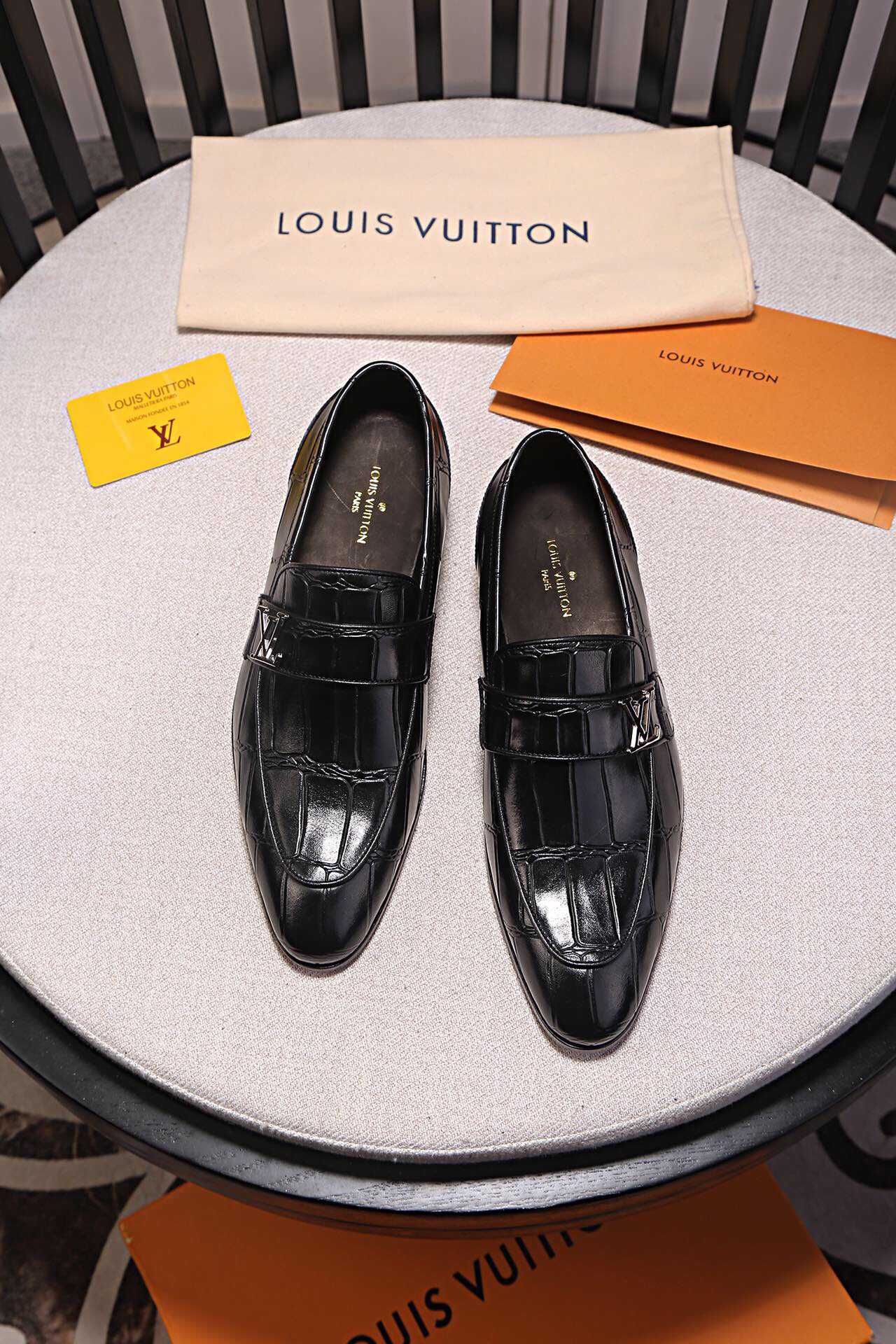 精仿LV男士皮鞋 Louis Vuitton LV鞋面进口牛皮 水染牛皮内里 真皮大底男士商务正装皮鞋 LV男士皮鞋 