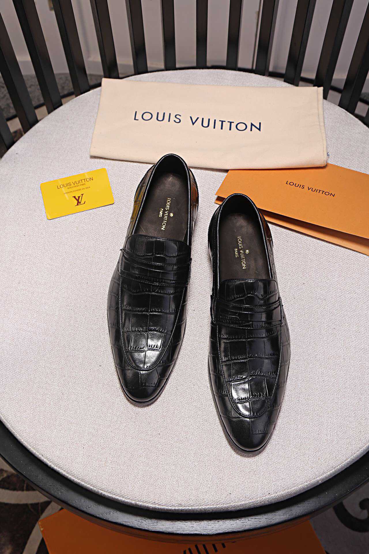 精仿LV男款皮鞋 Louis Vuitton LV鞋面进口牛皮 水染牛皮内里 真皮大底男士商务正装皮鞋 LV男款皮鞋 
