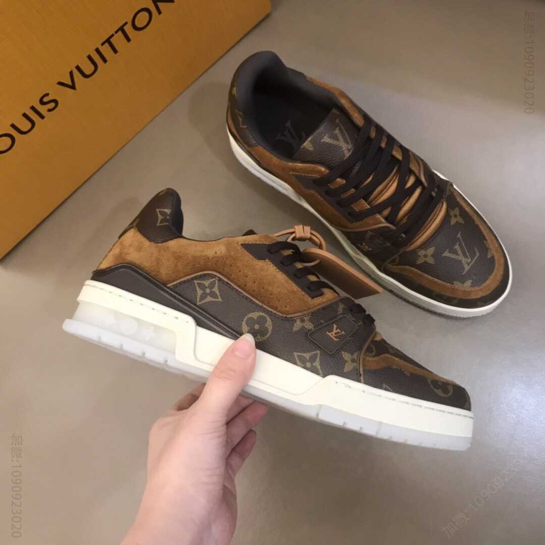 LV 路易威登 官网预订款2023 春夏男装秀场首次见证 LV Trainer 运动鞋