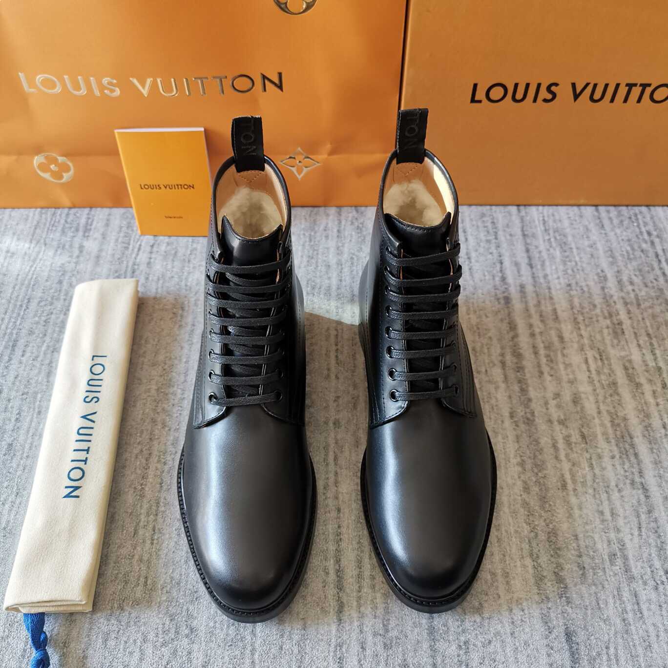LV路易威登 LV 官方最新发售高帮羊毛男鞋 帅气军靴 VOLTAIRE 及踝靴