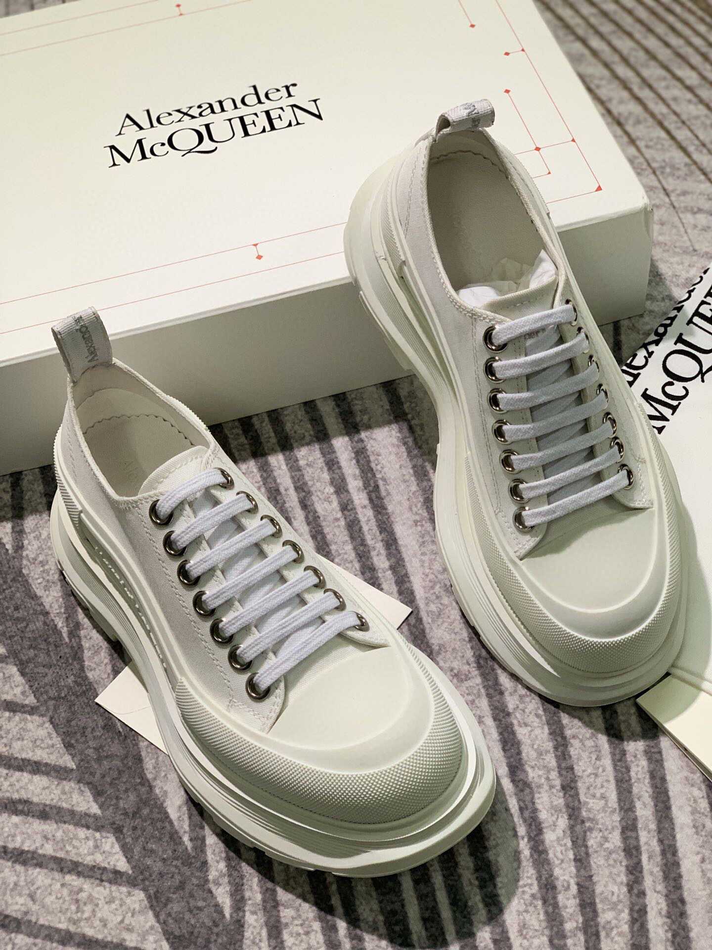 McQueen 麦昆 同色系字母标志帆布系带鞋早春情侣款厚底松糕鞋