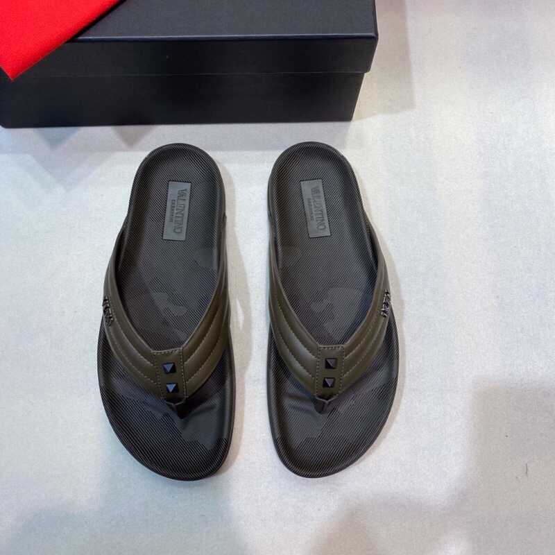 VALENTINO华伦天奴 采用饰有品牌标识的同色系橡胶迷彩鞋拖鞋
