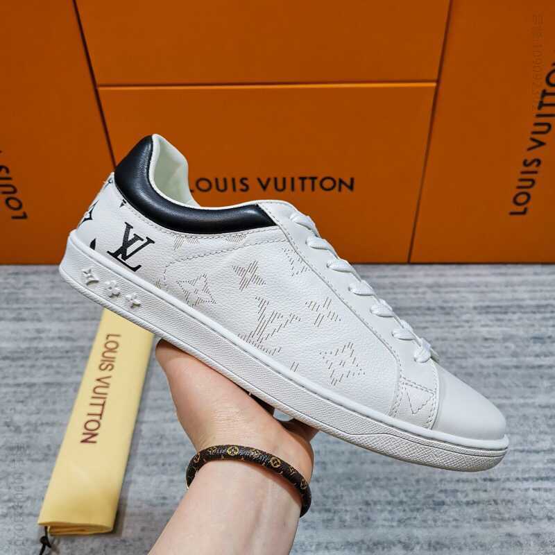 LV/路易威登 白色粒面小牛皮经典Monogram 图案LV 低帮小白鞋系列板鞋休闲鞋