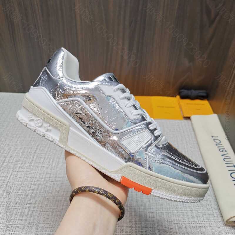 LV/路易威登 Monogram Flowers图案LV TRAINER 运...