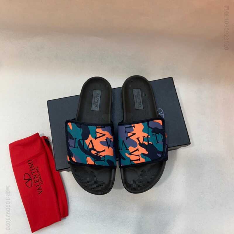 Valentino华伦天奴 标识的同色系橡胶迷彩拖鞋