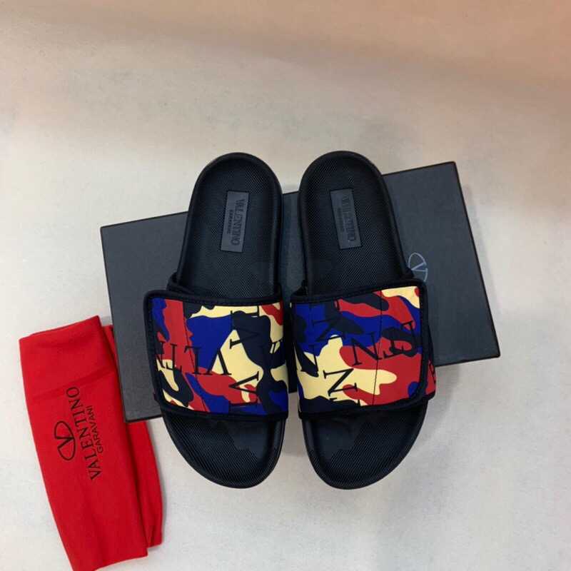 Valentino华伦天奴 标识的同色系橡胶迷彩拖鞋