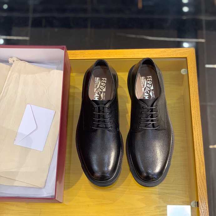 Salvatore Ferragamo菲拉格慕 以黑色牛皮为细节装饰男士休闲皮鞋