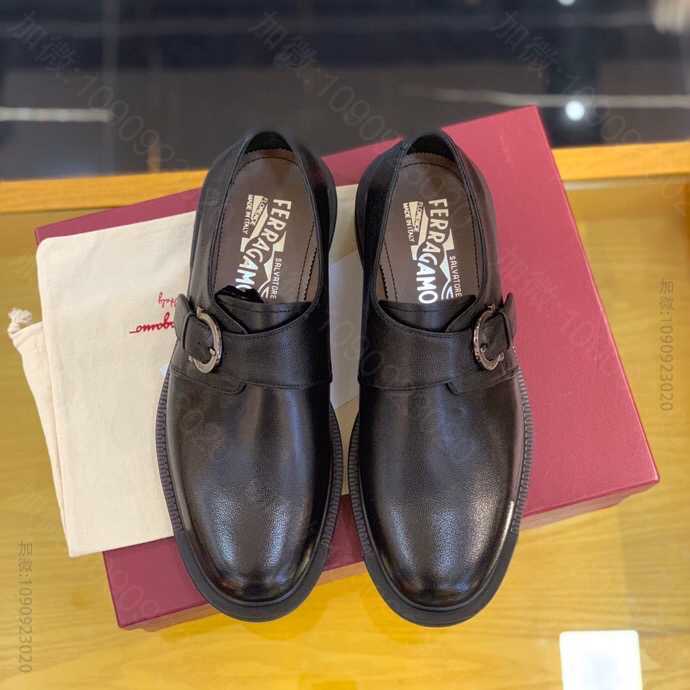 Salvatore Ferragamo菲拉格慕 以黑色牛皮为细节装饰男士休闲...