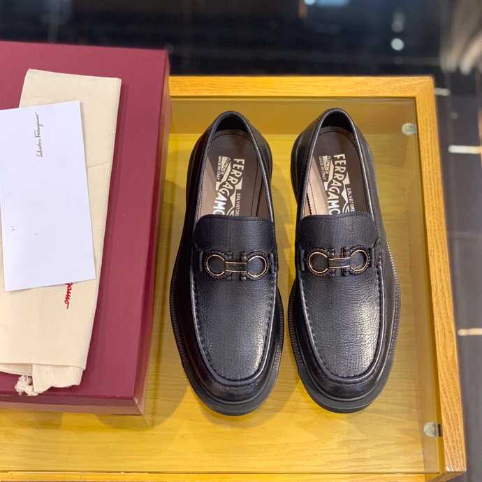 Salvatore Ferragamo菲拉格慕 以黑色牛皮为细节装饰男士休闲皮鞋