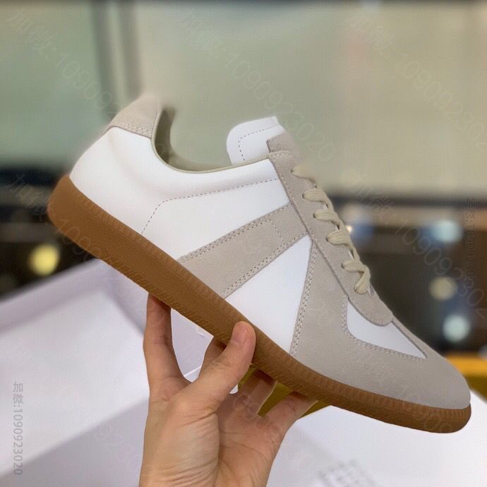 maison margiela 以白色皮革和灰色绒面革男女款德训鞋