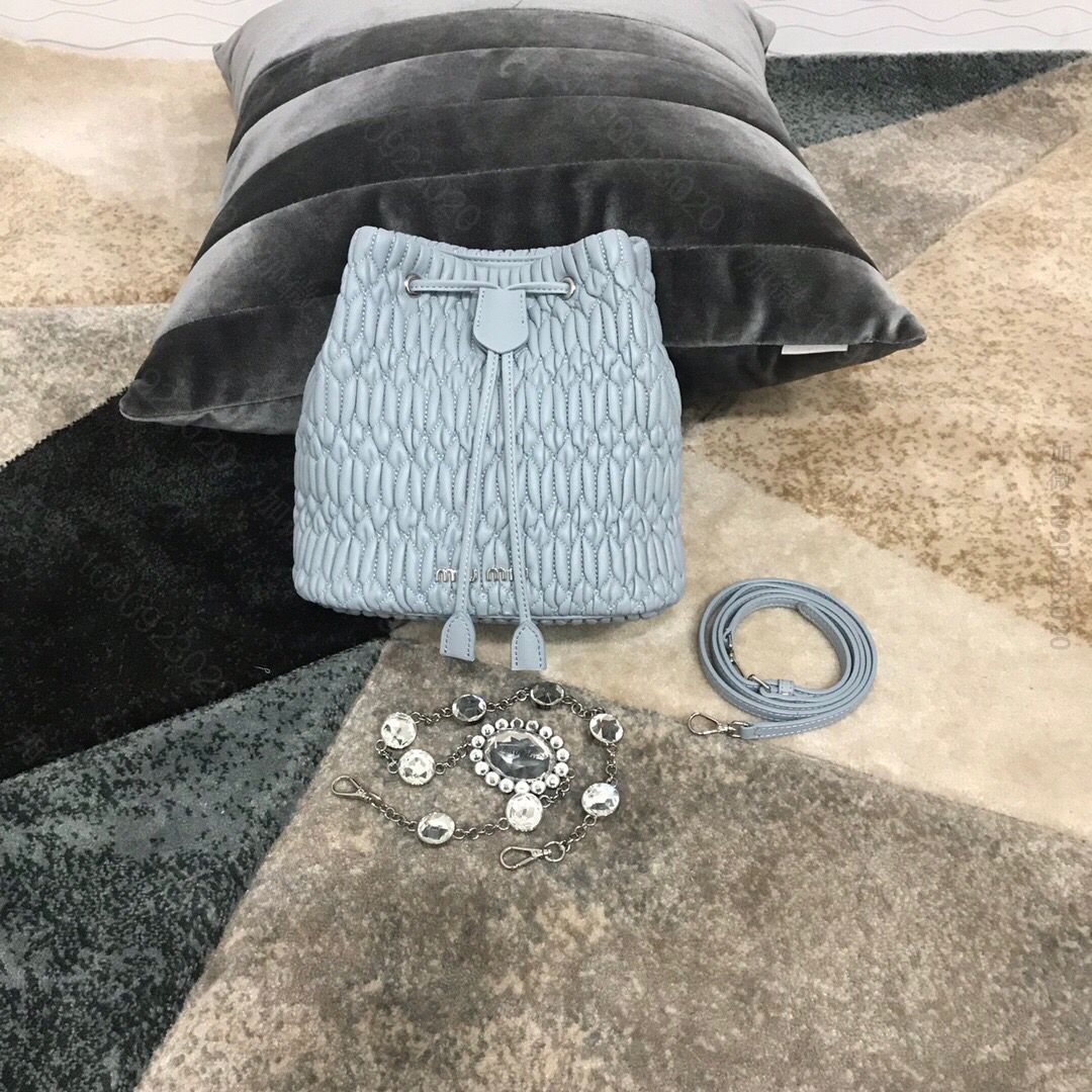 MIUMIU缪缪顶级进口Matelasse小羊皮经典压纹小花新款水晶链桶包5...