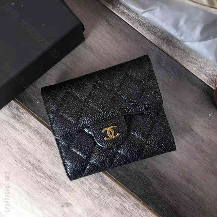 香奈儿/CHANEL 黑色金五金 颗粒鱼子酱皮革 短款钱包 A82288