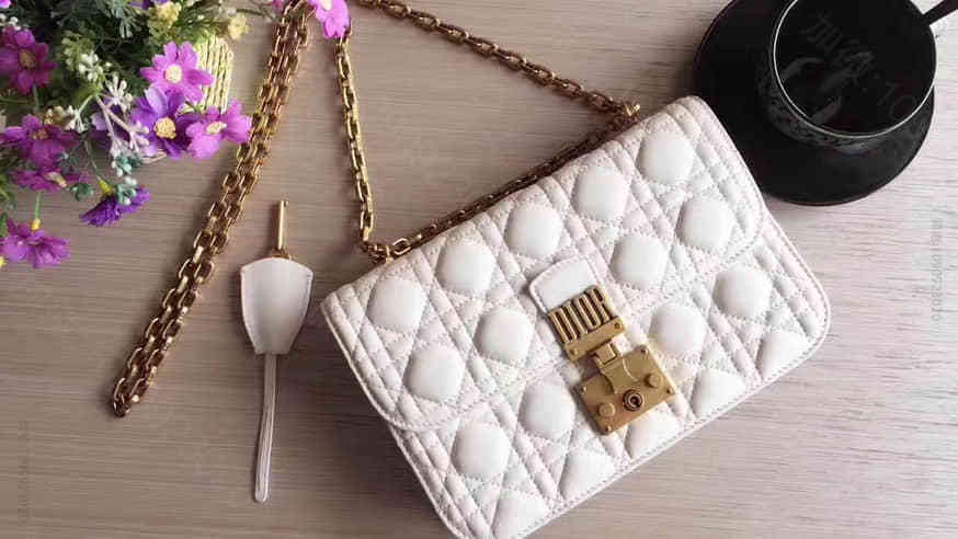 DIOR“DIORADDICT”白色藤格纹小羊皮翻盖式链条包 M5818
