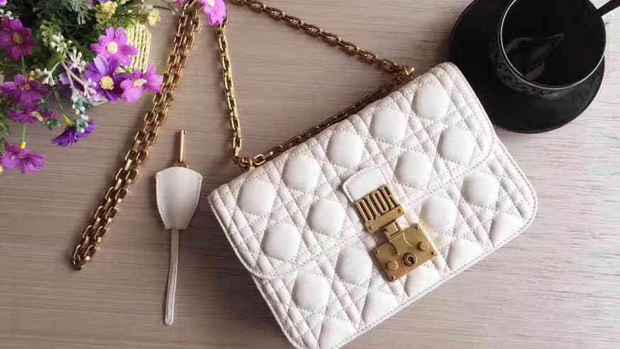 DIOR“DIORADDICT”白色藤格纹小羊皮翻盖式链条包 M5818