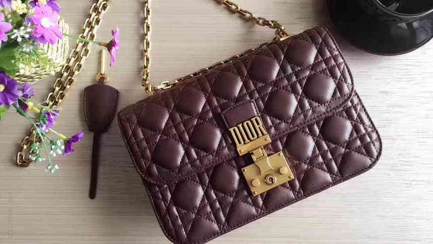 DIOR“DIORADDICT”酒红色藤格纹小羊皮翻盖式斜挎包 M5818