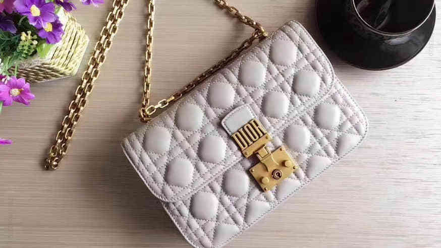 DIOR“DIORADDICT”米白色藤格纹小羊皮翻盖式单肩包 M5818