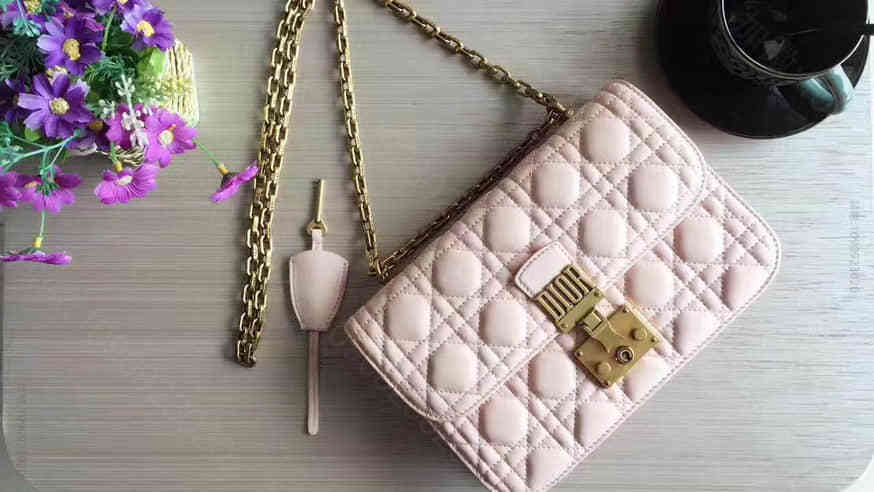 DIOR“DIORADDICT”浅粉色藤格纹小羊皮翻盖式链条包 M5818