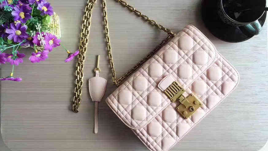 DIOR“DIORADDICT”浅粉色藤格纹小羊皮翻盖式链条包 M5818