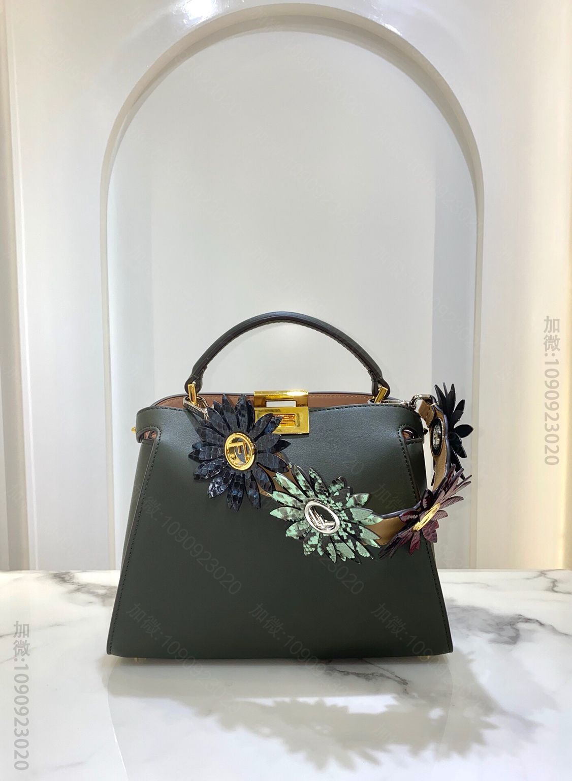 FENDI芬迪进口小牛皮Peekaboo手袋302