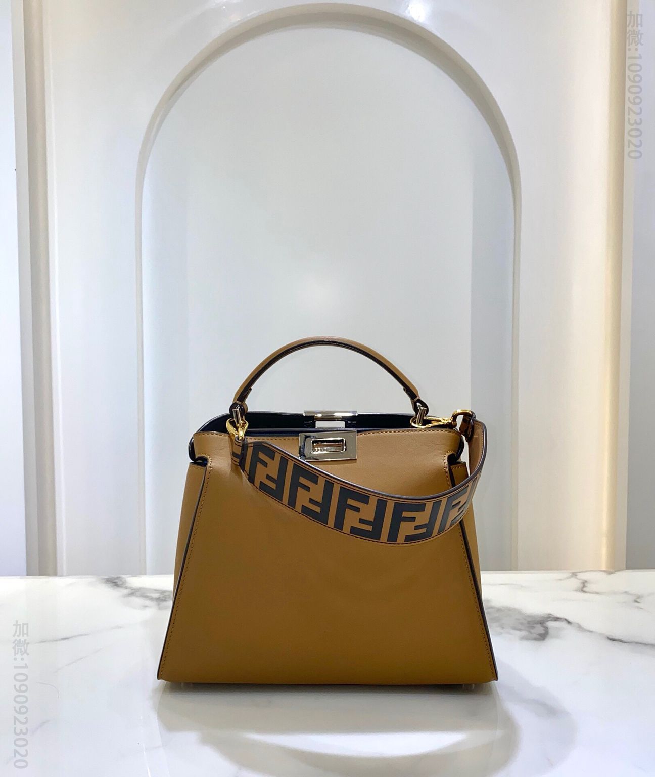 FENDI芬迪进口小牛皮Peekaboo手袋302