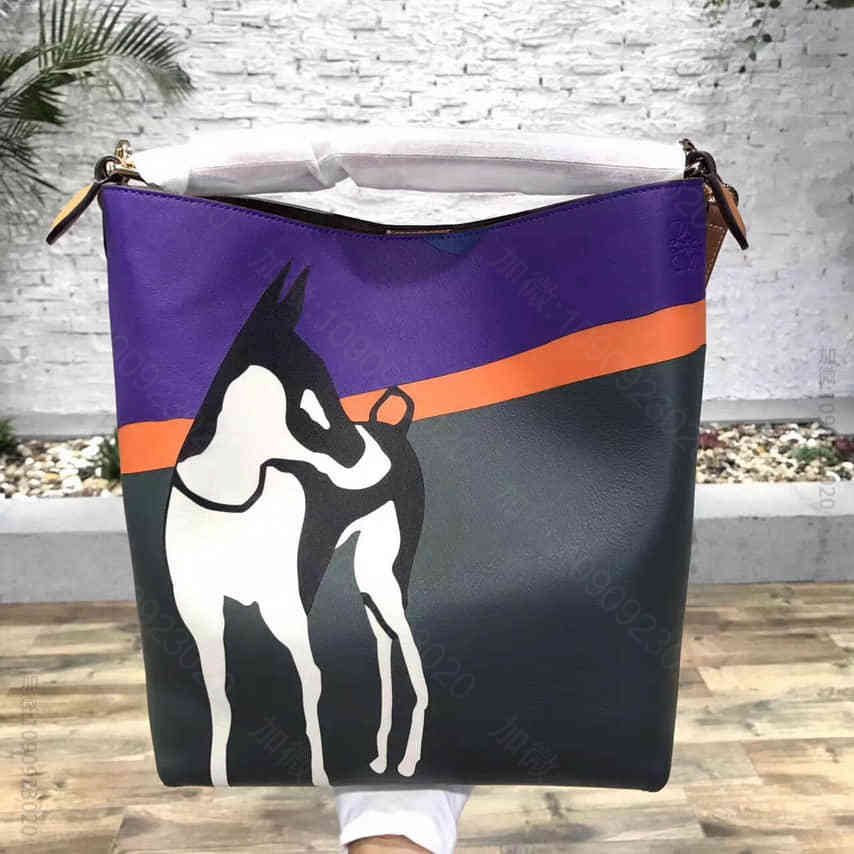 罗意威（LOEWE）T-bucket bag系列之《迷失小狗》手提水桶包