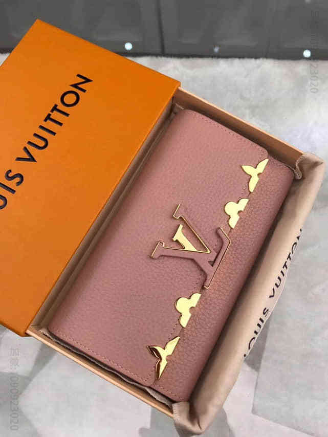 路易威登 LV M64552 芭蕾粉Taurillon小牛皮花卉装饰CAPUCINES 钱夹 高仿LV钱夹网站