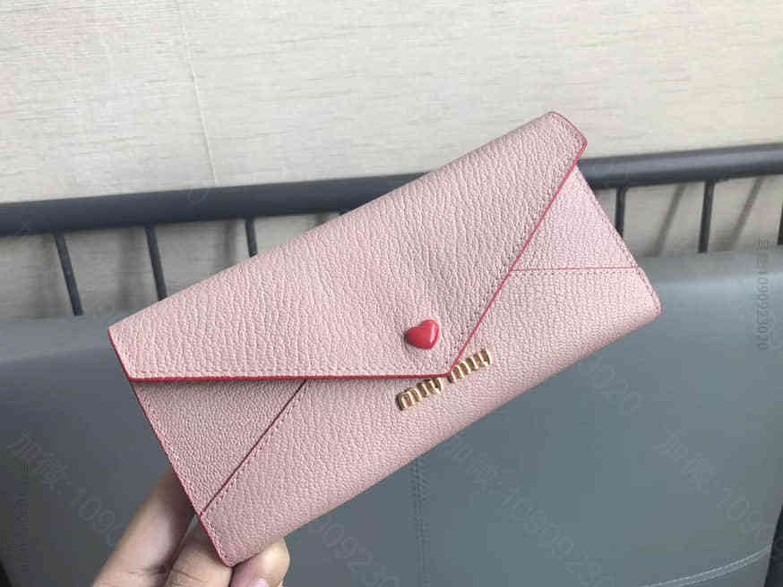 Miu Miu（缪缪）专柜最新LOVE爱心 多卡位三折信封长款钱夹 5MH0...