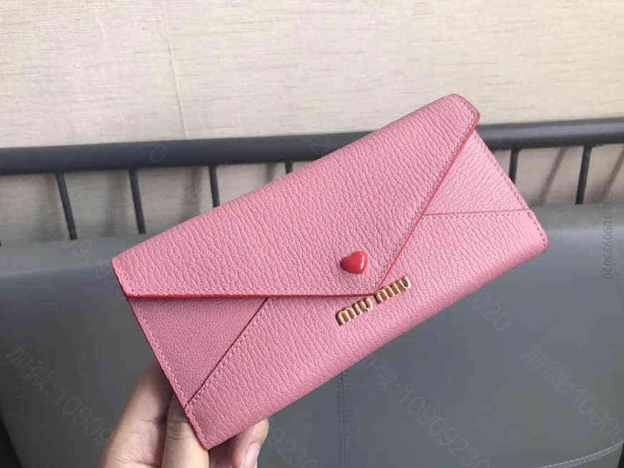Miu Miu（缪缪）专柜最新LOVE爱心 多卡位三折信封长款卡包 5MH0...