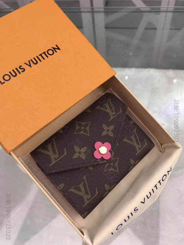 路易威登 LV M64205 梅花 粉色皮革饰边与花卉饰钉 短款三折钱夹/钱...