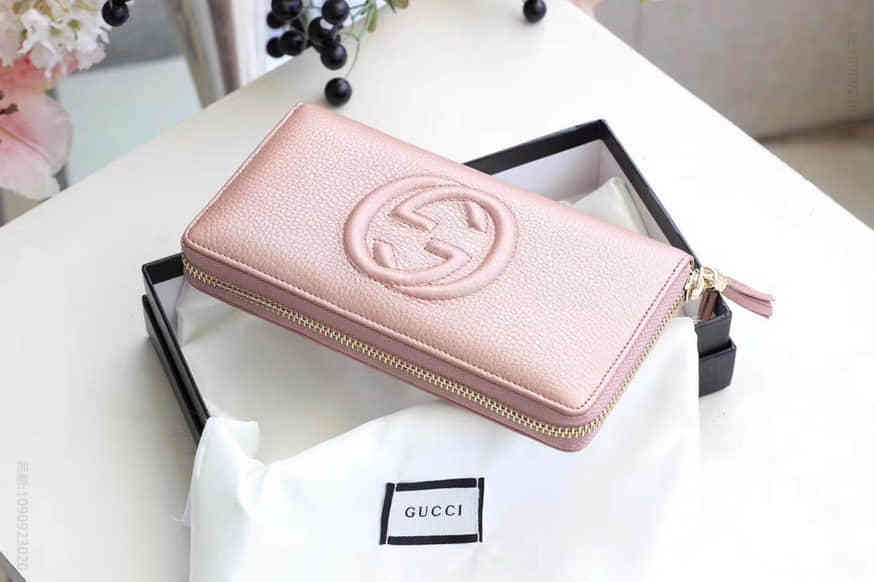 Gucci古驰 GG SOHO浮雕Logo流苏装饰牛皮拉链钱包 308004杏色