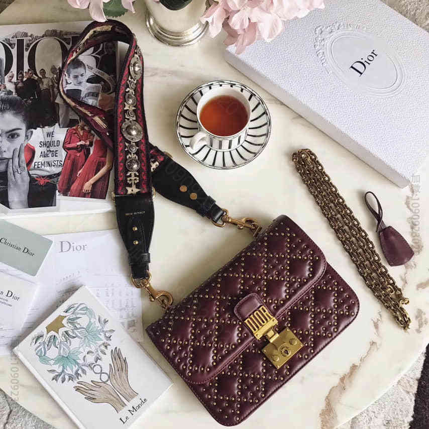 （迪奥）DIOR “DIORADDICT” 缀以饰钉 酒红色小羊皮翻盖式链条...