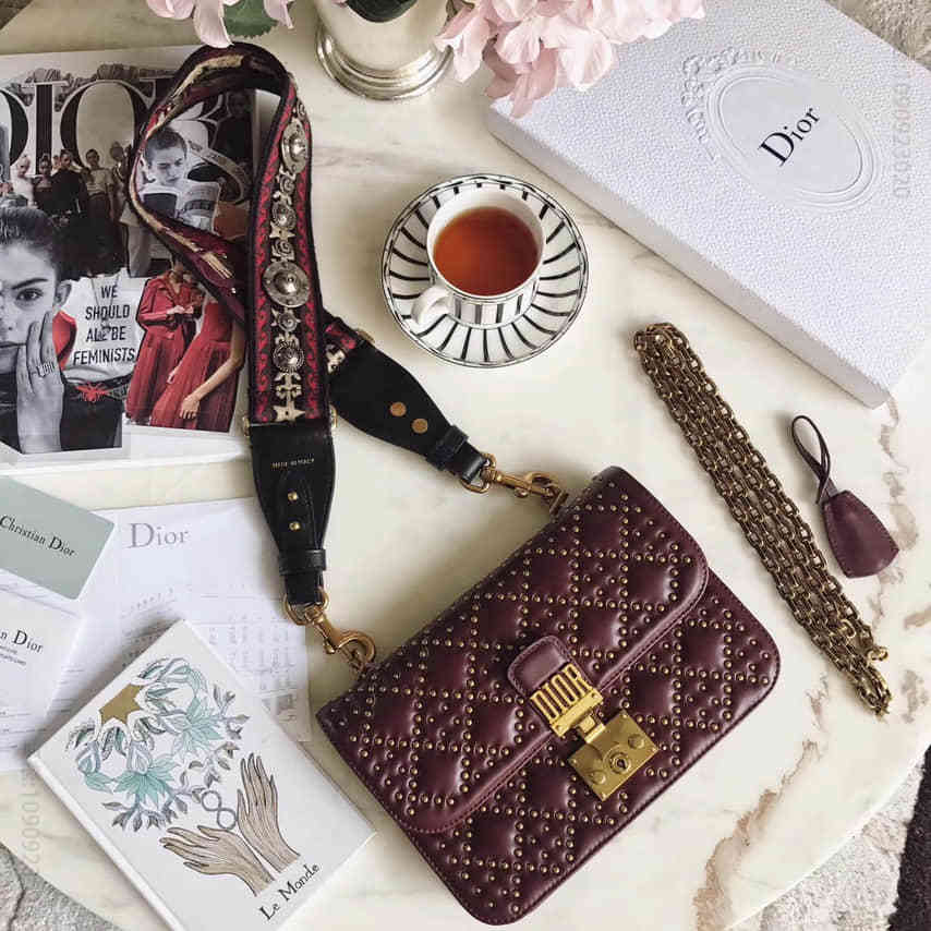 （迪奥）DIOR “DIORADDICT” 缀以饰钉 酒红色小羊皮翻盖式链条包