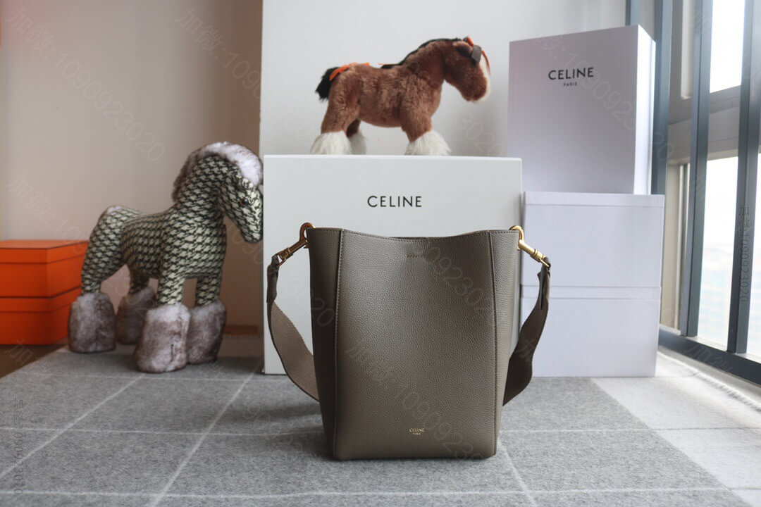 赛琳/Celine SANGLE BUCKET小号柔软粒面小牛皮水桶包 18...