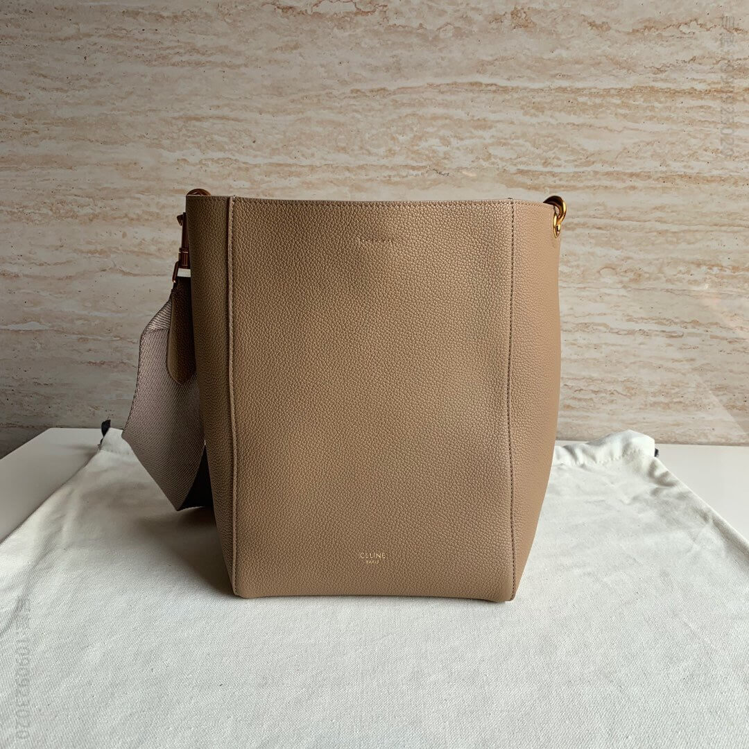 赛琳/Celine SANGLE BUCKET小号柔软粒面小牛皮水桶包 189303沙丘色