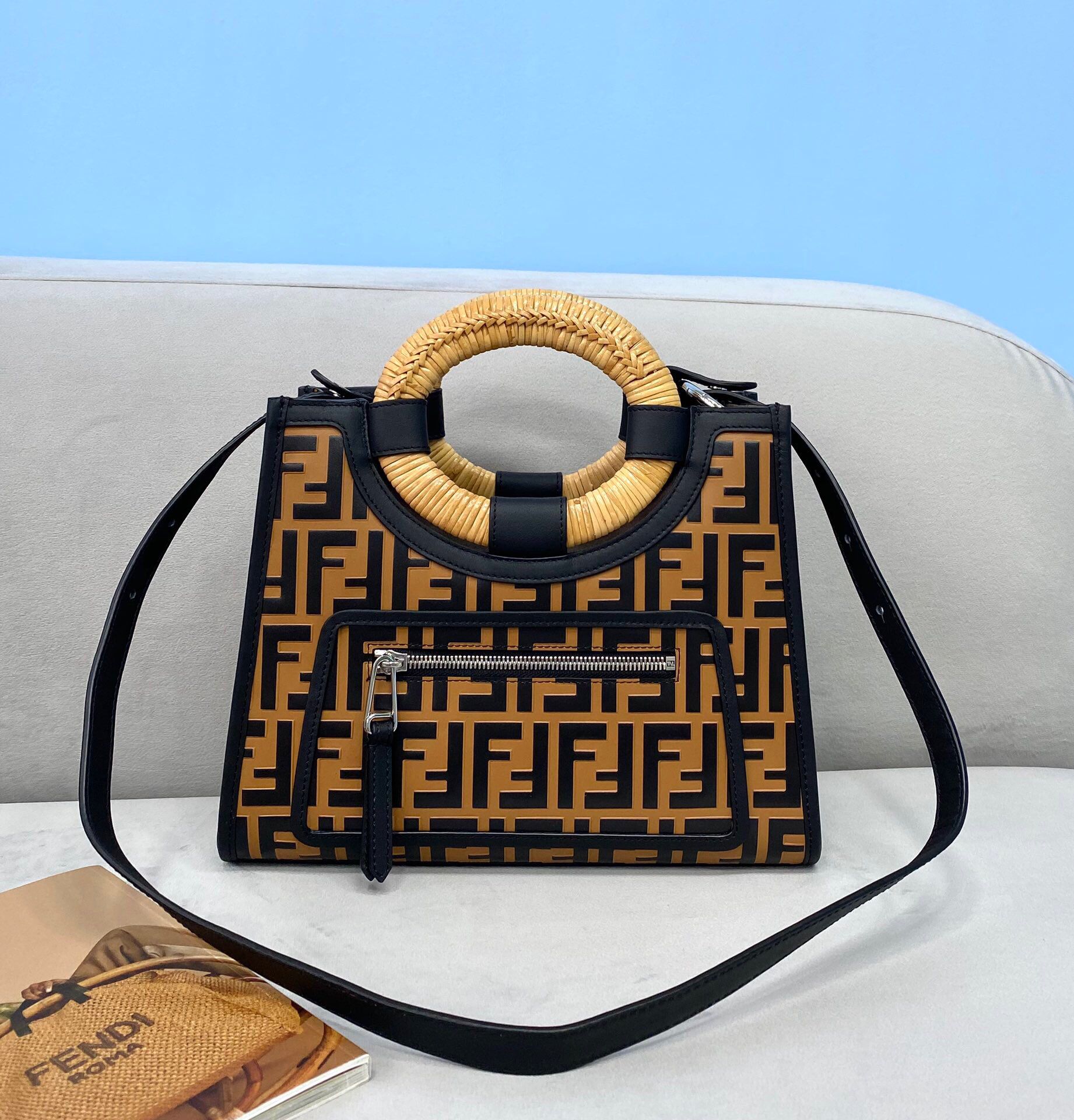芬迪女士购物袋 FENDI芬迪全面装饰棕色FF印花标志性小型款式购物袋0393 