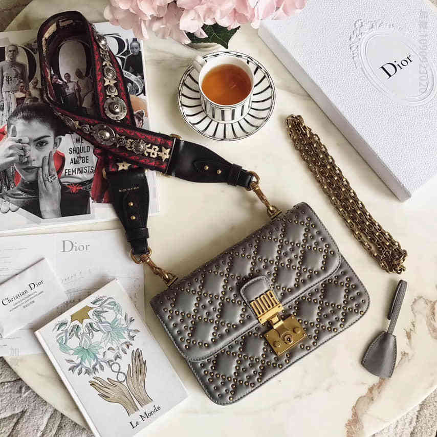 （迪奥）DIOR “DIORADDICT” 缀以饰钉 灰色小羊皮翻盖式单肩包 M5818