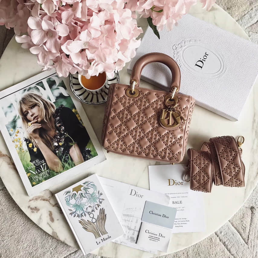 迪奥“Lady Dior”裸粉色铆钉元素藤格纹羊皮柔软手提包