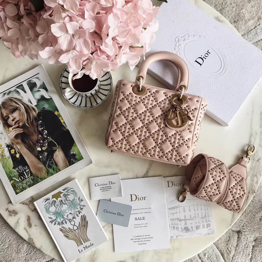 迪奥“Lady Dior”粉色铆钉元素藤格纹羊皮柔软手提包