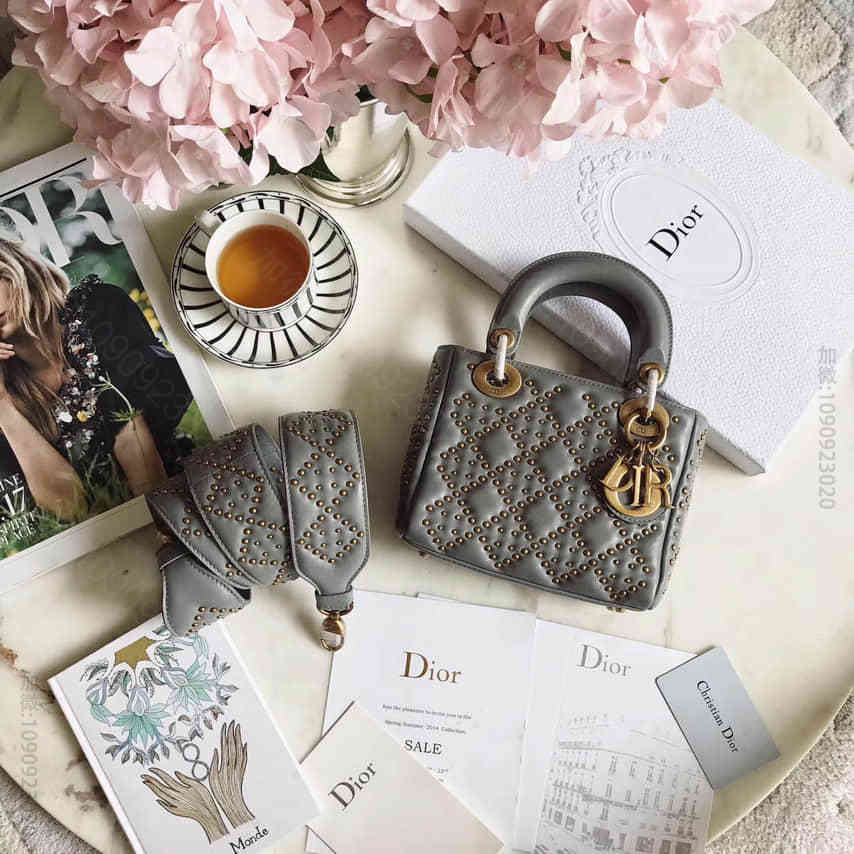 迪奥“Lady Dior”灰蓝色三格铆钉元素藤格纹羊皮柔软手提包